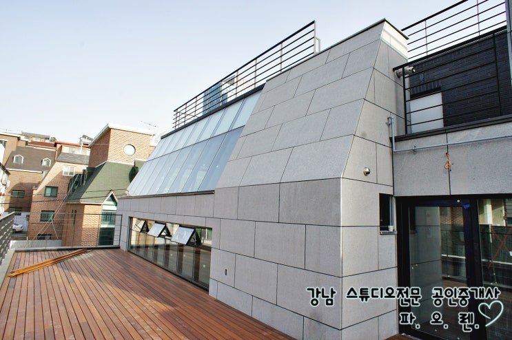  강남구청역 역세권 지상 탑층 스튜디오 겸 사무실임대 - 자연채광, 바닥난방시공, 20 평 단독 테라스, 층고 4미터, 주차 가능, Ev, 신축급 건물 컨디션
