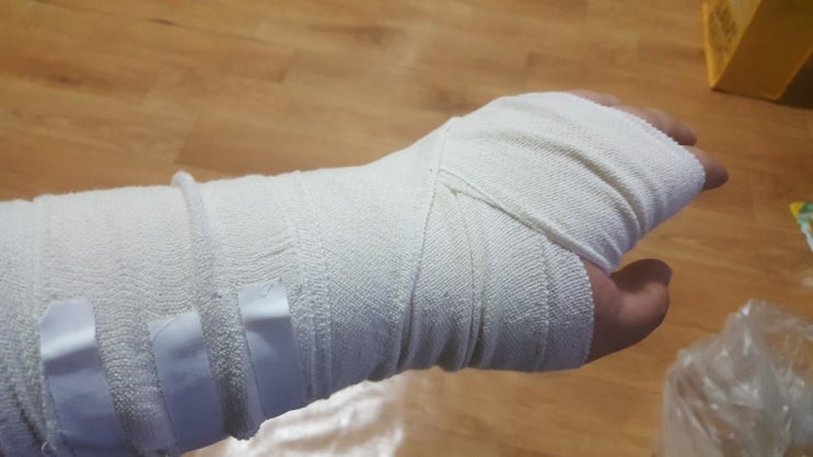  다쳐서 쉬고 있어요.
