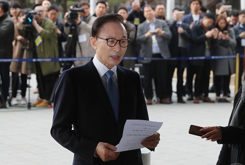 이명박 “검찰 <b>기소</b>, 가공의 시나리오…신상털기와 <b>짜맞추기</b>”