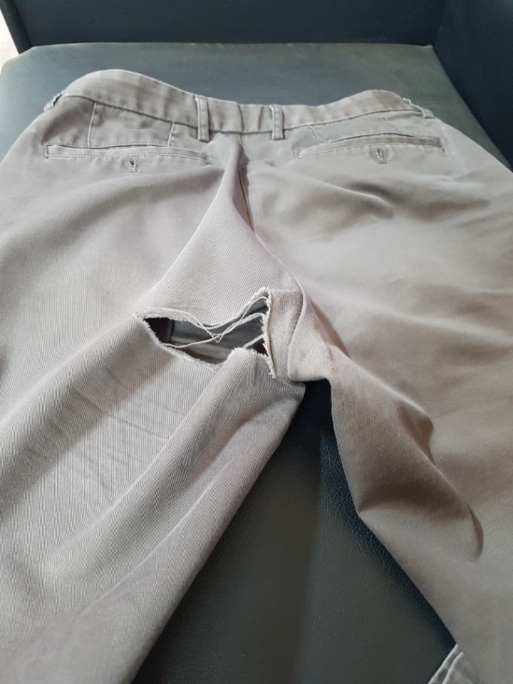  바지가 찢어진지도 모르고..ㅜㅜ