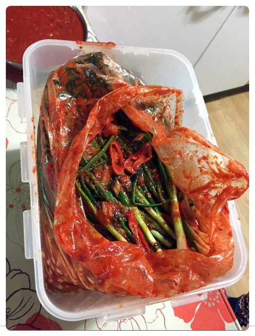  맛있는 파김치! 김장 사진은 없으나 집에서 밥먹는 일상 한컷!!ㅋㅋ