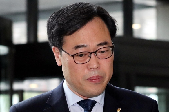  김기식 사태, 사퇴해야 된다고?! 글쎄~~