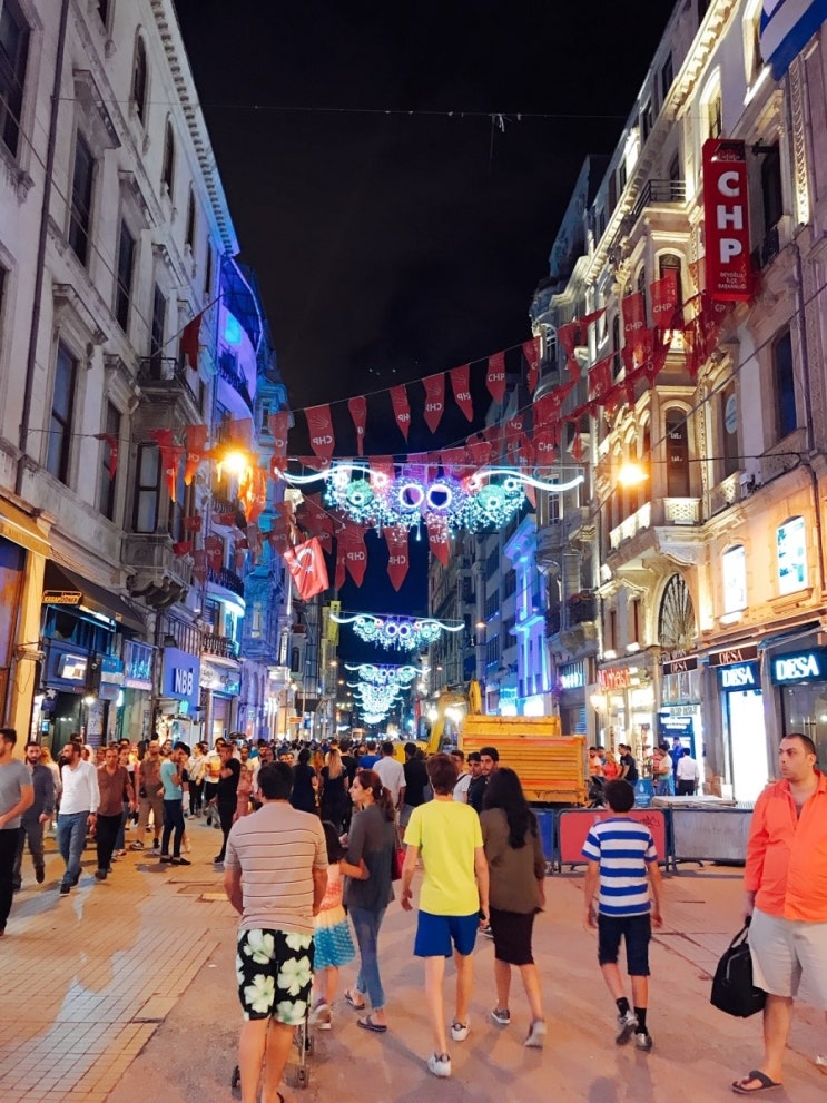 [이스탄불 여행] 31. 터키 이스탄불 여행 최대의 번화가 이스티클랄 거리의 불타는 밤...