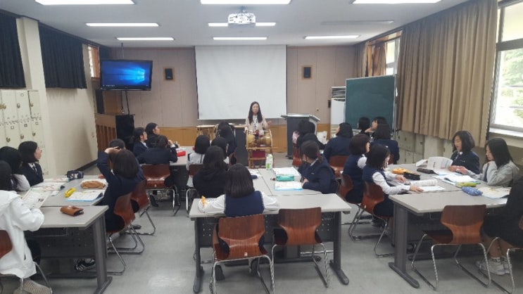  오늘도 수업이 많은 날 이넹ᆢ한교시만 하면 집에 간다ᆢ좀만 힘내자!!!