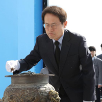 사실이 됩니다 : 4.19 묘역을 <b>참배</b>하면서 <b>조희연</b> 서울시<b>교육감</b>