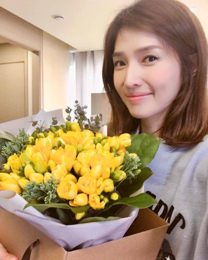 [근황] 김경란 아나운서, 꽃과 함께한 셀카 공개…‘더욱 아름다워진 외모’