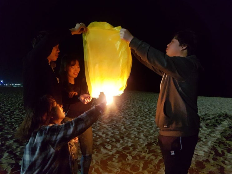 강릉 이색체험은 후아유게스트하우스에서 풍등날리기와 불꽃놀이!모두모두 함께해서 즐거워요~!