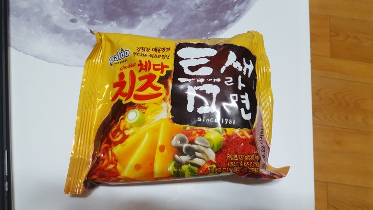  팔도 체다치즈 틈새라면 & 농심 양념치킨 큰사발면