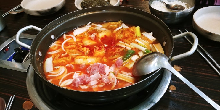 청수동 김치찌개 5,500원 식당 24시 명가 생고기