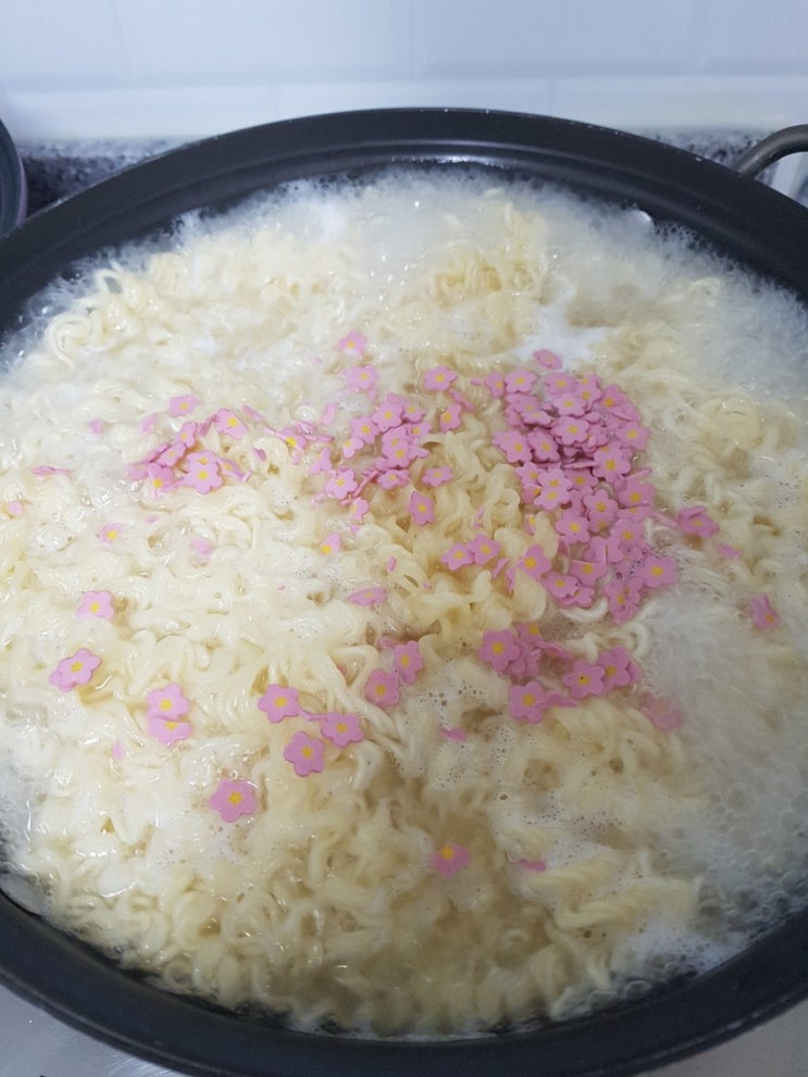  한정판 벚꽃비빔면 먹어봤나요?^^