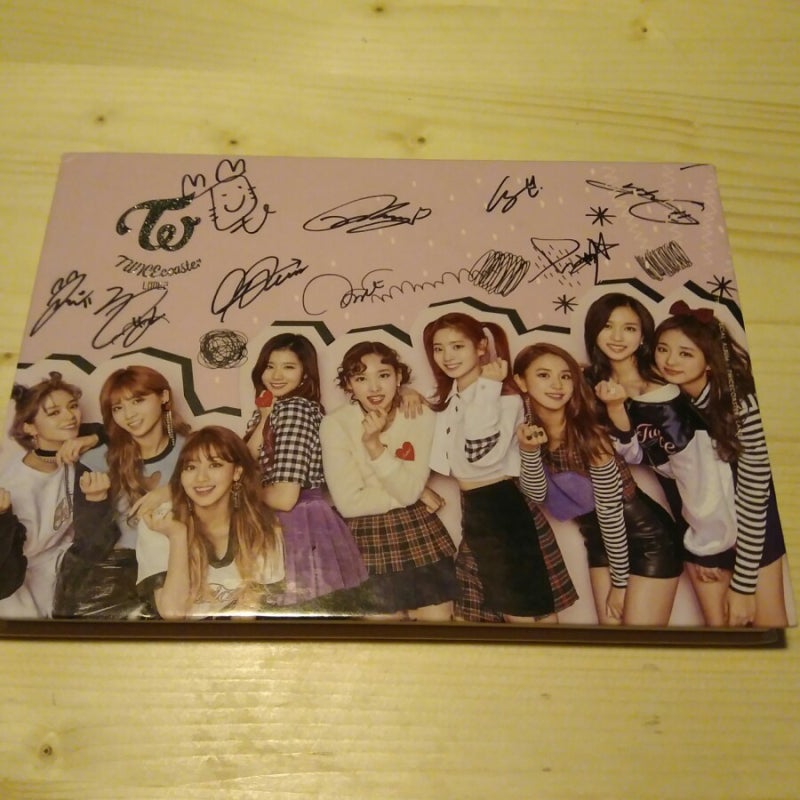 文化閑人、TWICEサイン入りアルバムとポラロイドを公開（Feat. ブンゲジャンター＆Twitter）