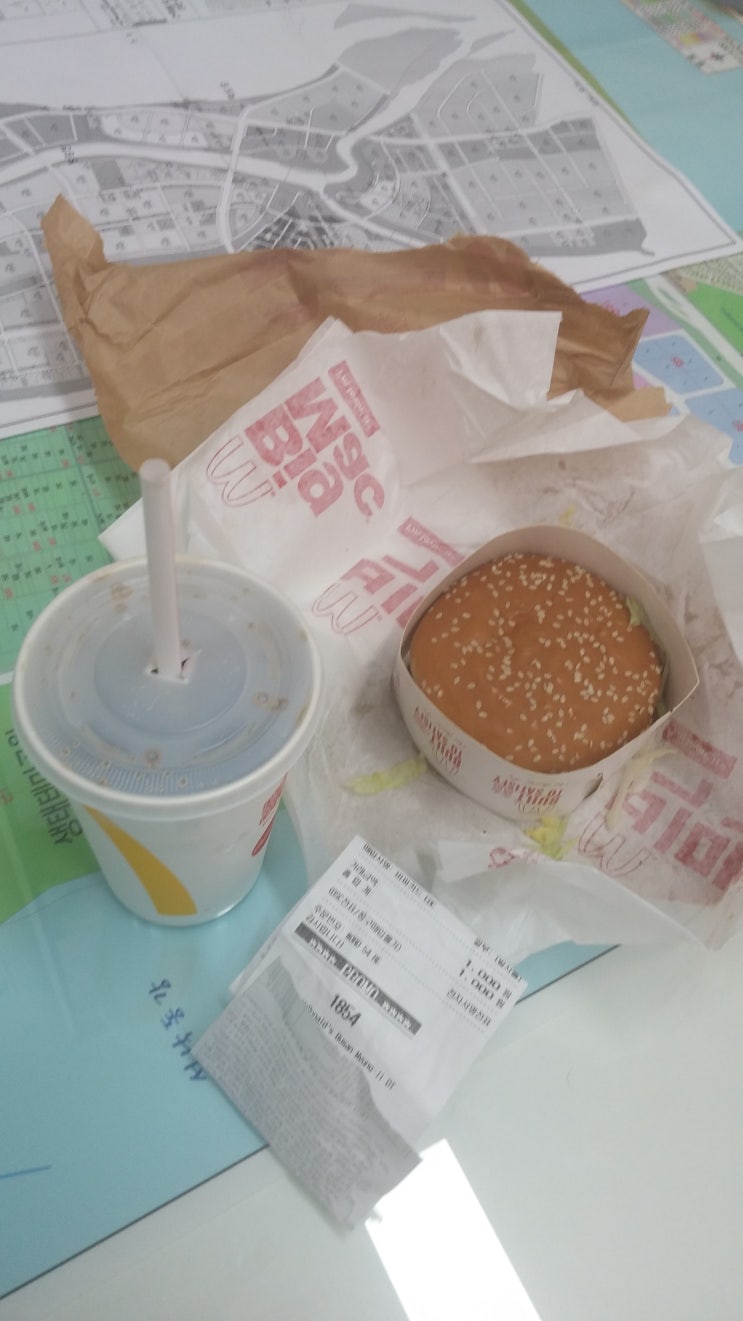  오늘은 빅맥데이 콜라 빅맥이 천원...명국맥도날드로 타고가야됨