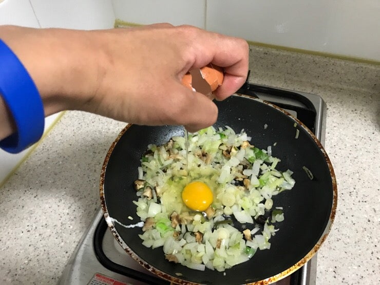 자취방 간단 요리 레시피 - 밥솥에 쉰 밥 처리하기 딱 좋은! 중국식 계란 볶음밥! : 네이버 블로그