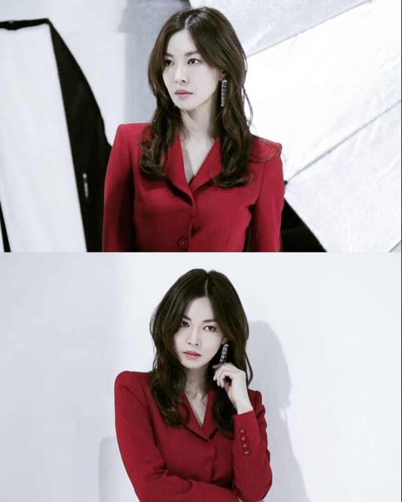 ‘시크릿마더’ 김소연,레드 수트 입고 강렬한 눈빛 발산…‘시크릿마더 속 주요 줄거리는?....