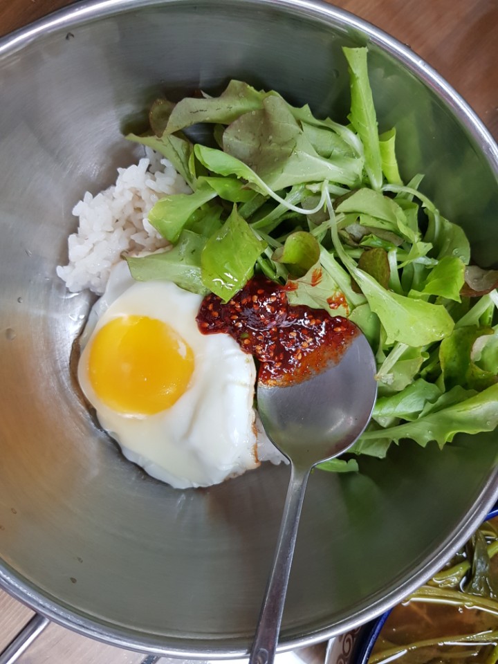 오늘의 저녁 메뉴 뭘로 할까요? 주말농장 유기농 상추 새싹 비빔밥으로 집밥먹기. 참고로 아욱국 맛나게 끓이는 비법도 공개합니다.