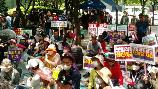"금감원, 암보험금 지급 거부 방치"암환자들, 금감원 앞 7번째 집회 … 감사원에 '직무유기' 감사청구 예정 "금감원, 암보험금 지급 거부 방치"암환자들, 금감원 앞 7번째 집회 … 감사원에 '직무유기' 감사청구 예정