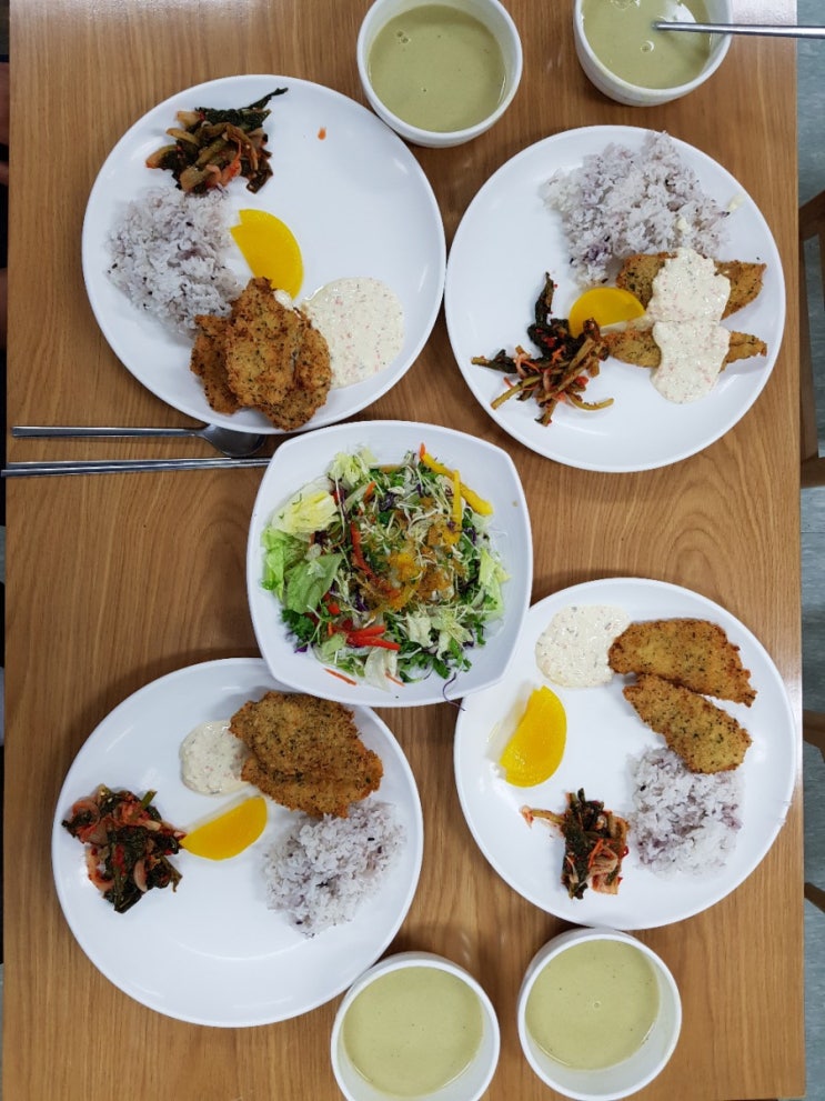  회사이야기 싸카스포츠 구내식당 오늘의 점심메뉴 생선까스에 브로콜리스프와 샐러드 먹기.