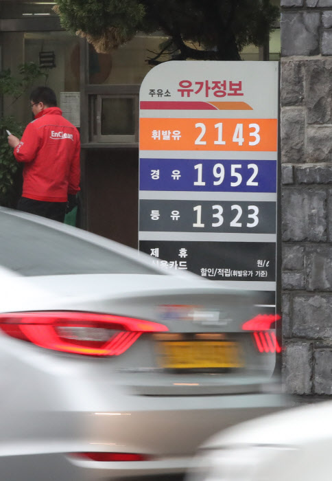 국내 휘발유 연중 최고치…美 셰일오일 공급 확대 불구 유가 지속 상승 전망 국내 휘발유 연중 최고치…美 셰일오일 공급 확대 불구 유가 지속 상승 전망