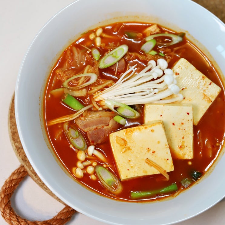 [김치찌개 맛있게 끓이는법]베이컨으로 풍미를 더한 레시피