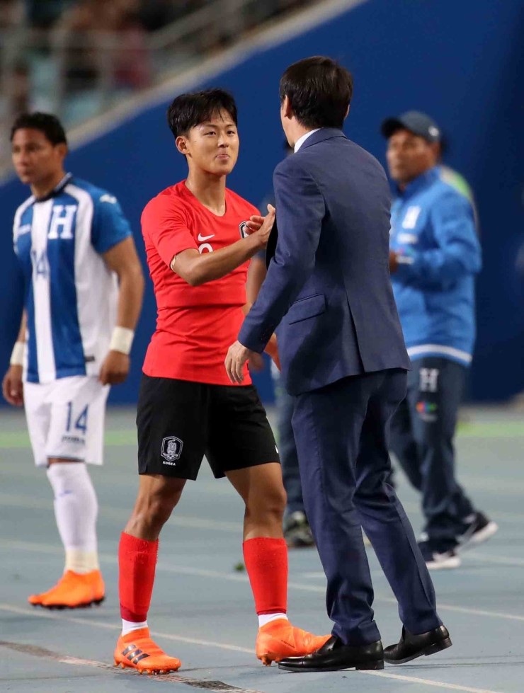 '완벽 <b>데뷔전</b>' 이승우, "<b>신태용 감독</b>님 축구 잘 알고 있다!"
