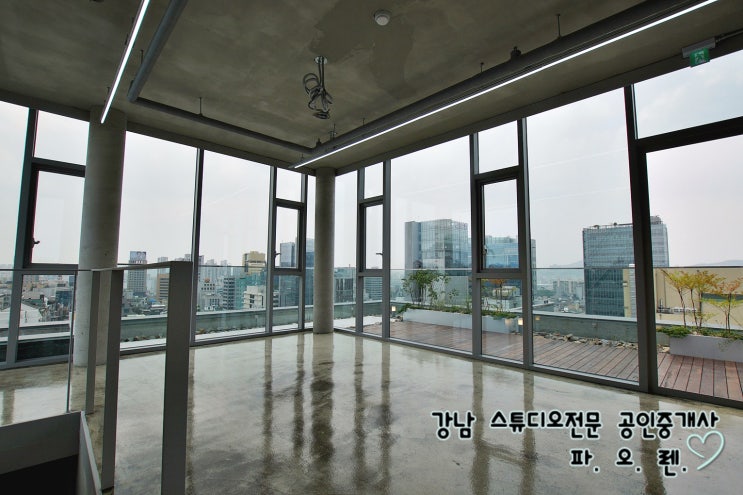  신축 지상 루프탑 스튜디오 및 사무실 임대 - 층고 4미터, 단독테라스, 내부계단으로 두개층 연결, 강남시내 및 남산 뷰, 우드데크, 에폭시 및 노출천정,