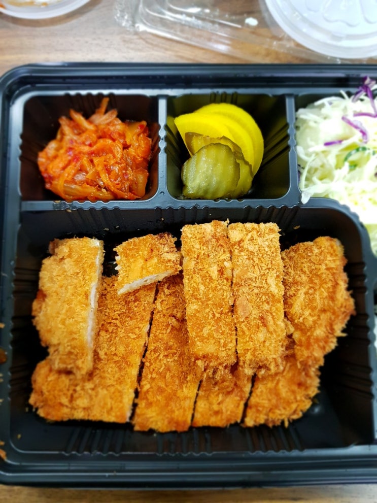  오늘의 점심메뉴는 넙띠기돈까스