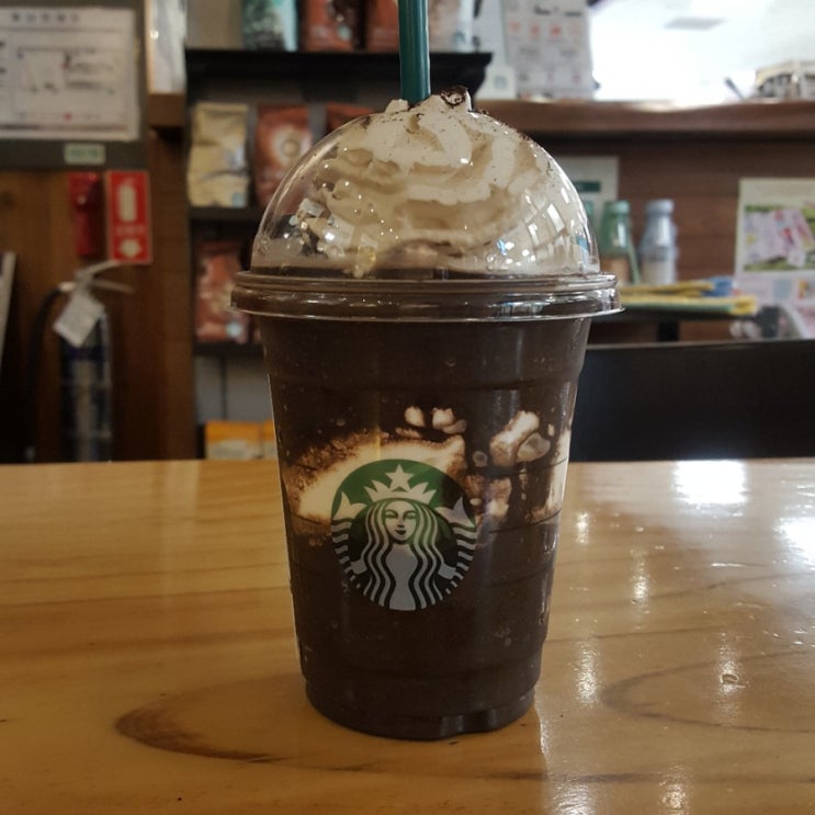   묵직한 단맛의 스타벅스 미드나이트 모카 프라푸치노:)