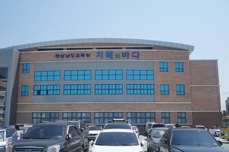  창원 지혜의바다 구암중에서 대형 카페 도서관으로