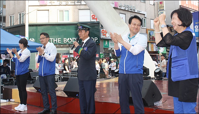 “이당윤~!” <b>대구</b> 찾은 ‘평화철도111 ’, 임대윤 후보 지지... 