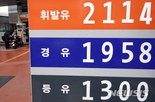 기름값 고공행진에 소비자 불만↑…정유업계도 "할 말 있다" 기름값 고공행진에 소비자 불만↑…정유업계도 "할 말 있다"