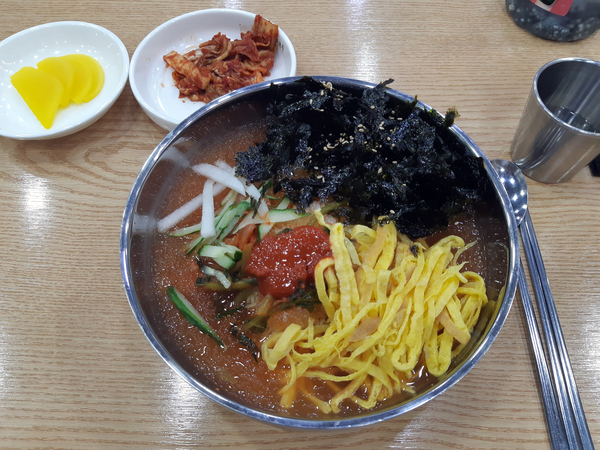  대표 여름음식 김치말이국수를 시원하게 즐길수있는 대구현풍닭칼국수