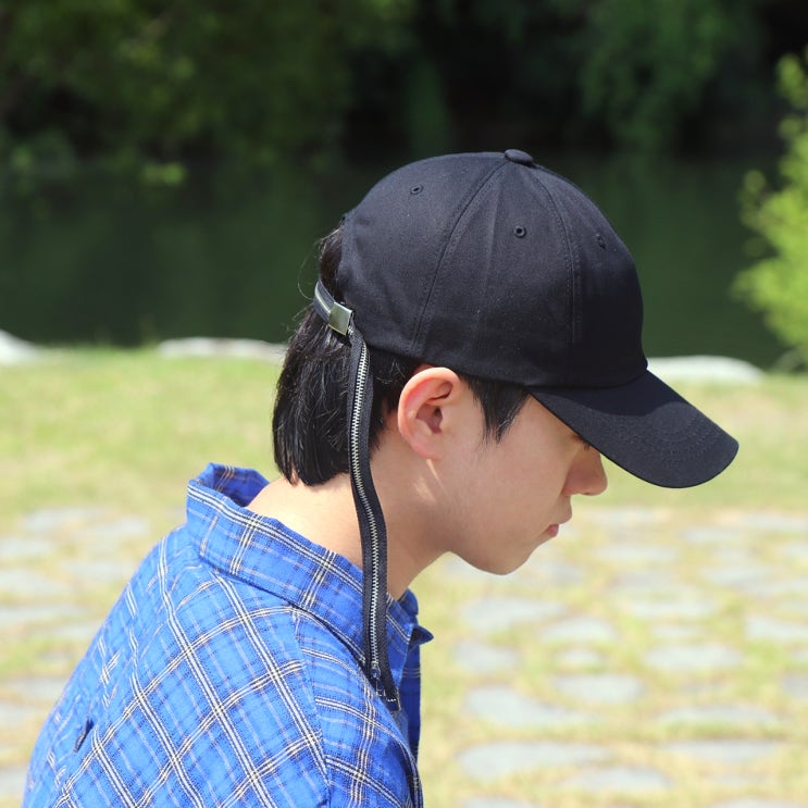  연예인 볼캡 트립션 롱스트랩 디테일이 예뻐