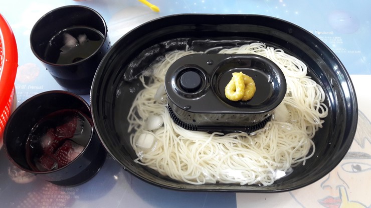나가시 소멘(流しそうめん) 나가시 소멘(流しそうめん)