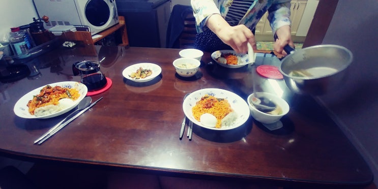  노곤한 일요일 낮엔 팔도 쫄비빔면 어때요?