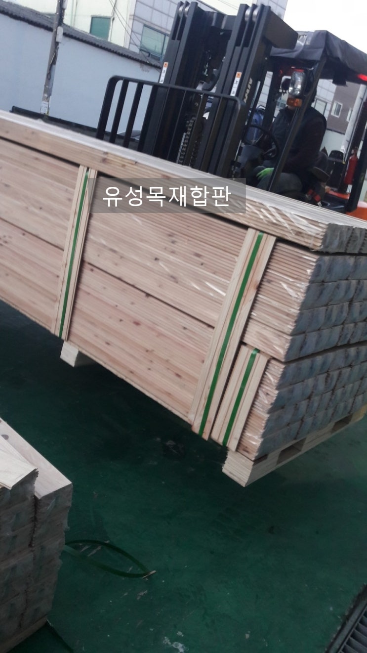  히노끼루바,삼목코팅루바,낙엽송합판,석고보드,방부목,다루끼,예림도어등등 다양한 목자재를 유통하는 대구목재상 유성목재합판입니다