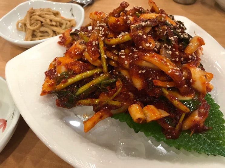  쫄깃한 복어껍질무침과 매콤한 복어불고기가 맛있는, 미성복어