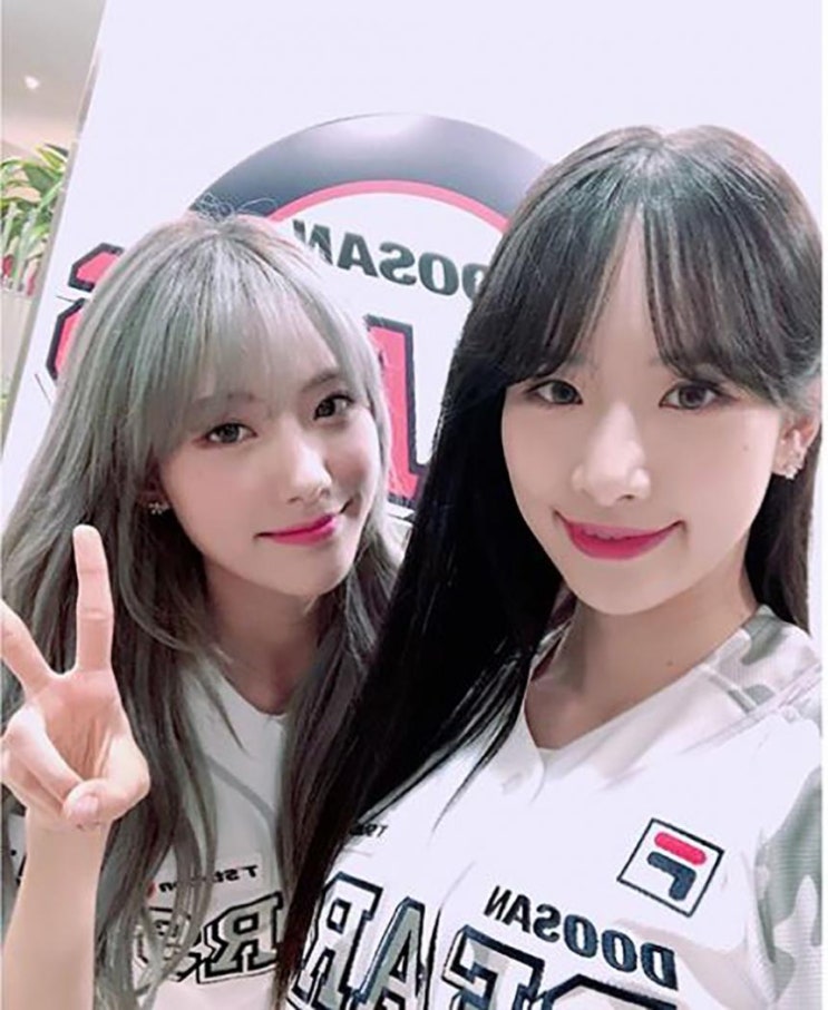 우주소녀 루다-설아, 다정한 투샷…“두산베어스 승리 기원을 위해....