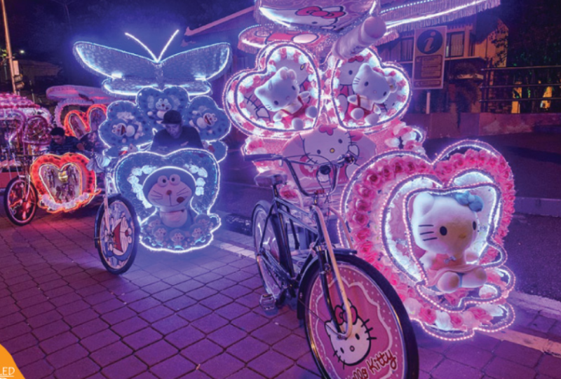 화려하게 장식된 말라카 트라이쇼와 존커 스트리트 밤거리