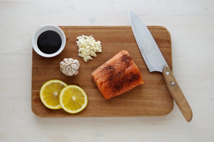 시더 플랭크 연어구이 (Grilled Cedar-plank Salmon)