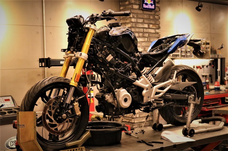  2017년식 BMW G310R 수리작업 중...
