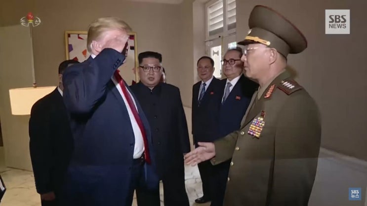 북한 장교에게 <b>거수경례</b>한 <b>트럼프</b> 미국 대통령