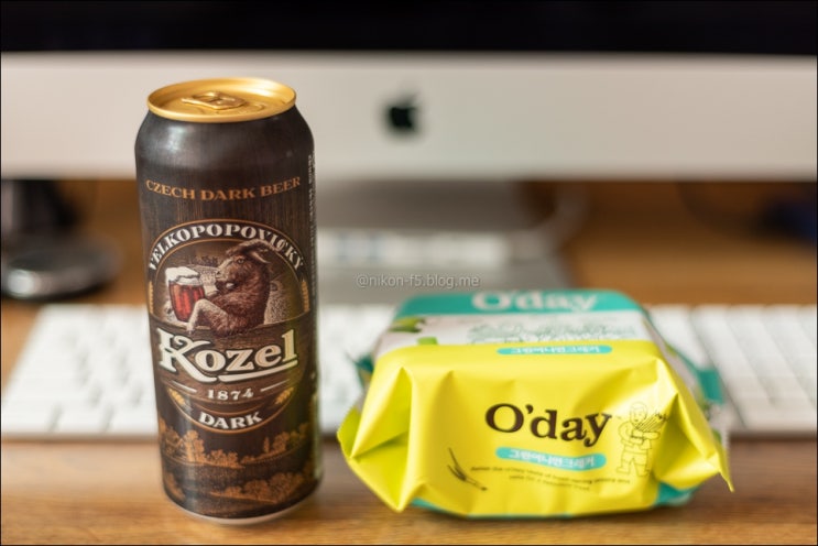  체코 맥주 코젤 다크와 대만 과자 그린 어니언 크래커