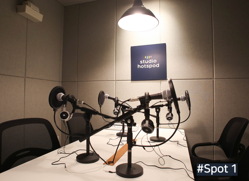 팟캐스트 스튜디오 녹음 장면