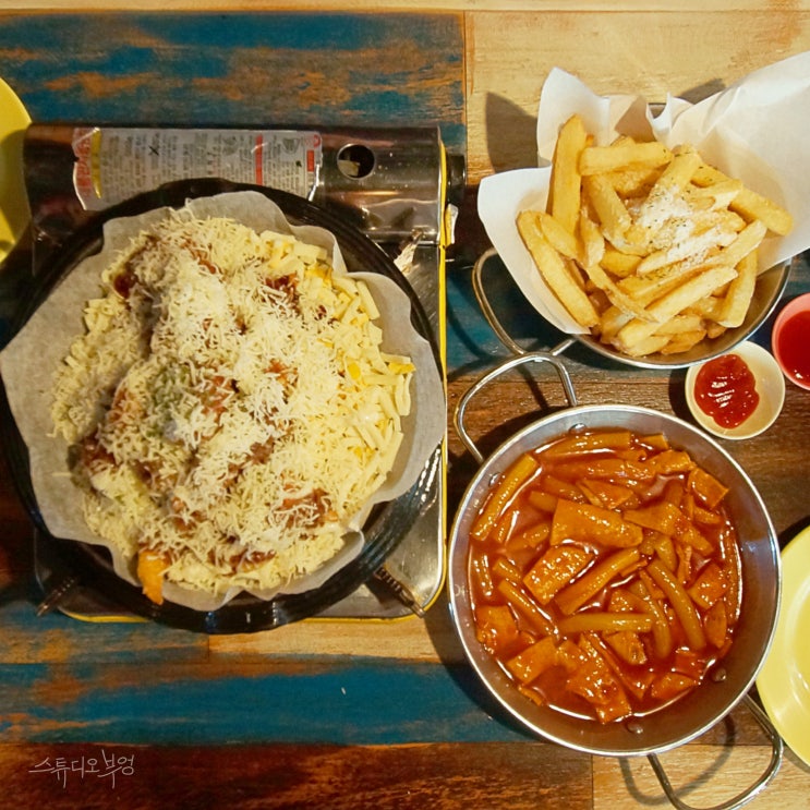  홍대 데이트, 홍대 맛집 '못난감자앤치킨'에서 치즈퐁듀치킨에 맥주 한 잔