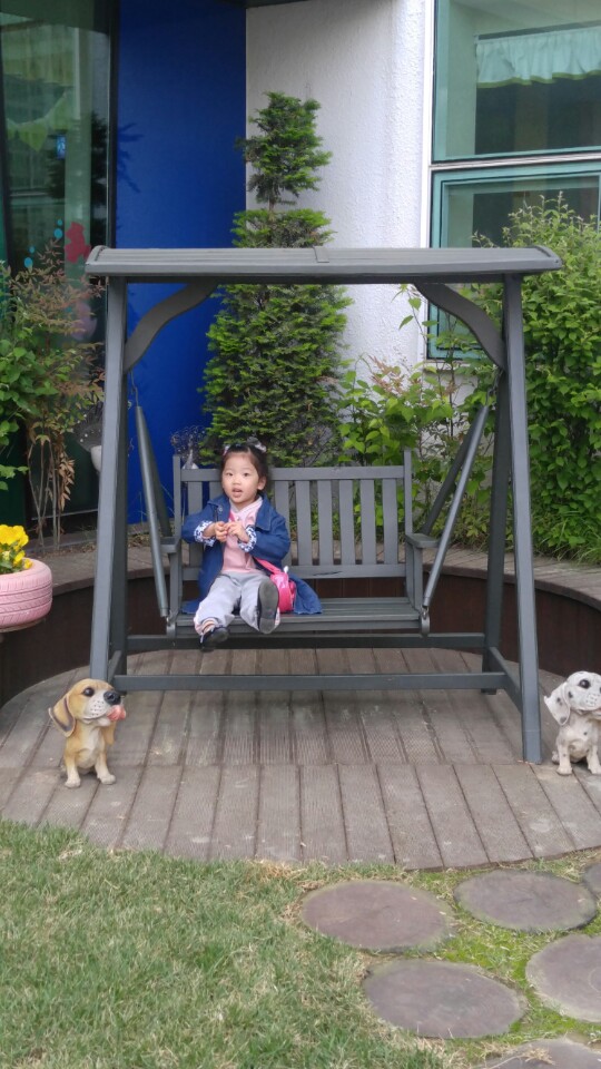  유치원 앞에서 한컷