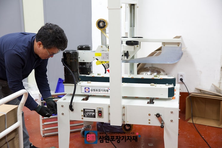  박스포장기계 탭핑기를 신영푸드, 가빈에프엔씨에 납품했습니다.