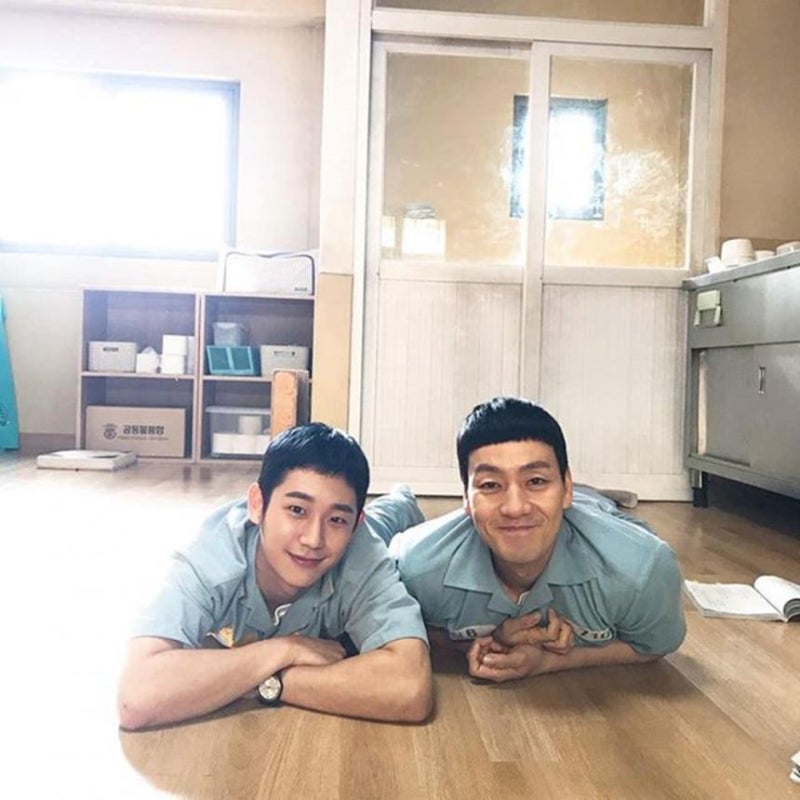 ‘슬기로운 감빵생활’ 정해인X박해수, 촬영장 훈훈 투샷 ‘다시금 주목’