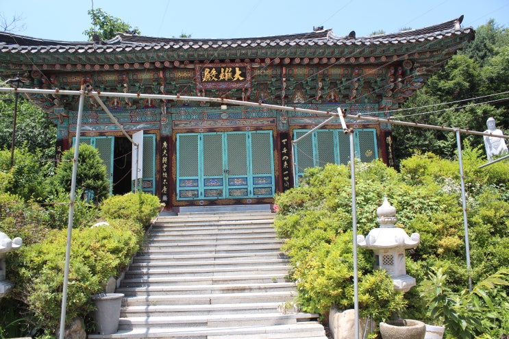  한국불교조계종 종단의 화성 천불사 대웅전과 주변 풍경