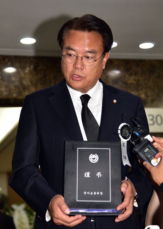  '상주 자처' JP 정진석...'정치 계보' 적장자로 빈소 지키며 조문객 맞아