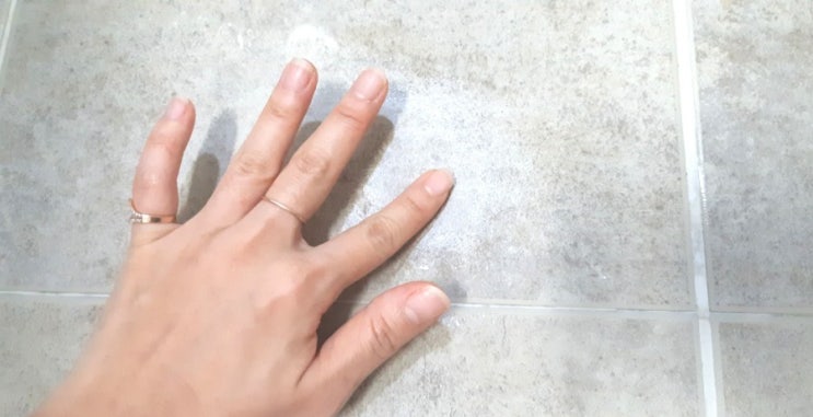  욕실 미끄럼방지제 ) 아직도 욕실에 매트를 깔고 쓰시나요? 물때 안끼는 미끄럼방지제 ! 욕실청소꿀팁!